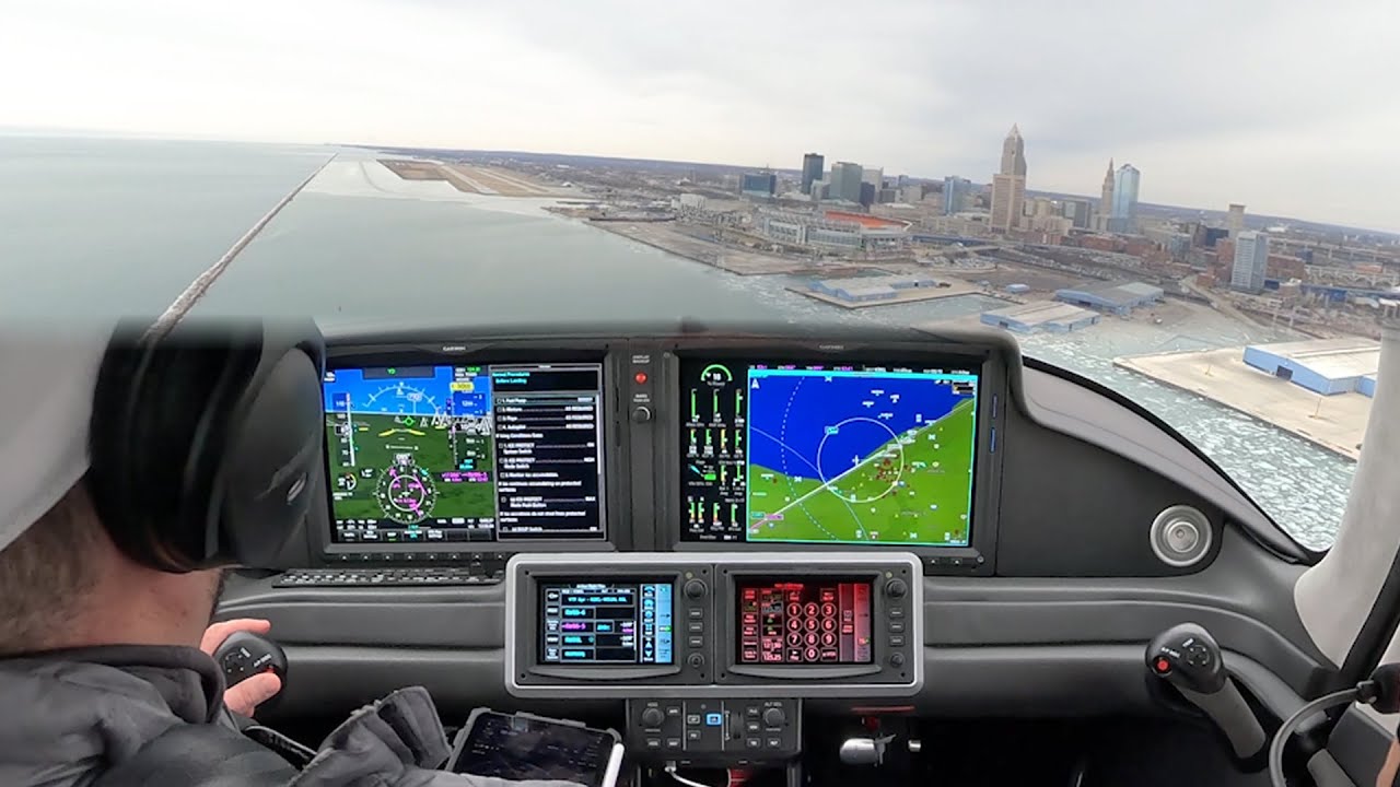 Cirrus SR22 G7 над озером Эри до Кливлендского озера