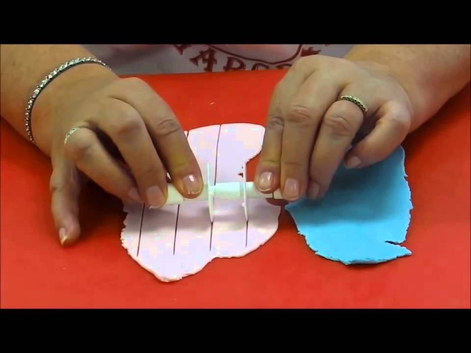 How to cover a cake in vertical stripes using the FMM Multi-Ribbon Tool