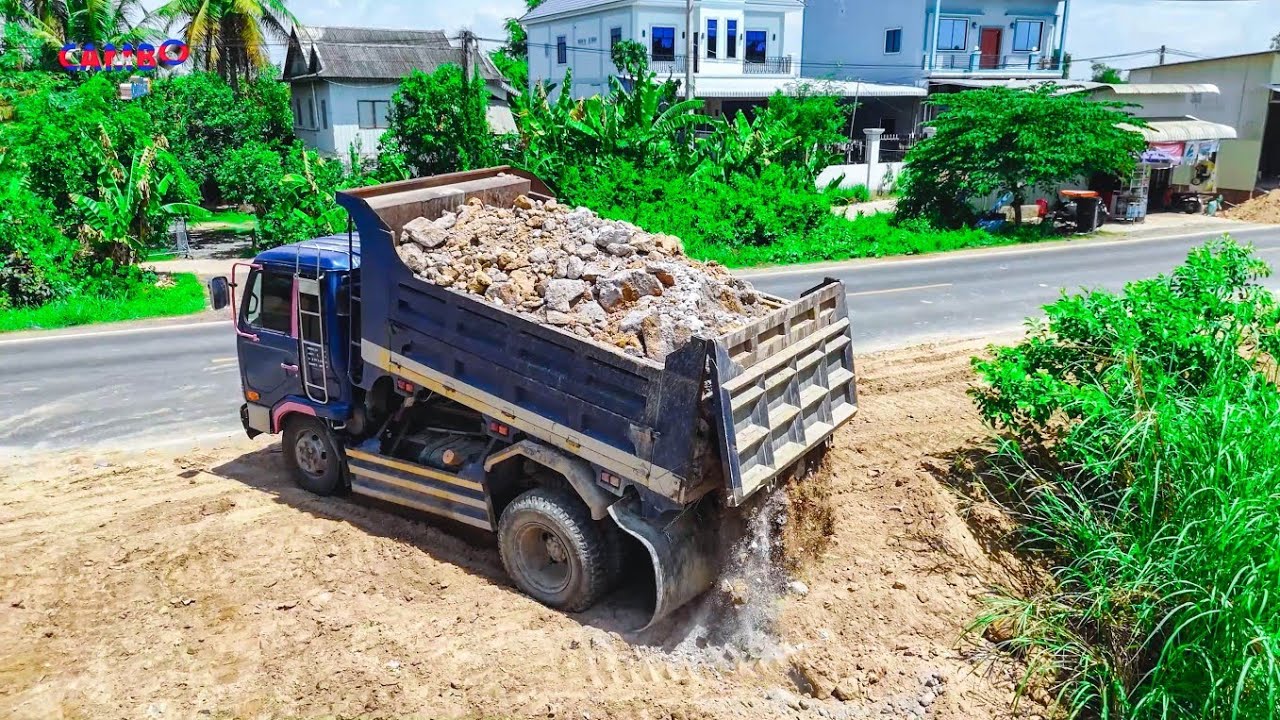 Nicely job! new project LANDFILL by smart Driver skill Dozer MITSUBiSHI BD2 Pushing soil &5Ton Truck