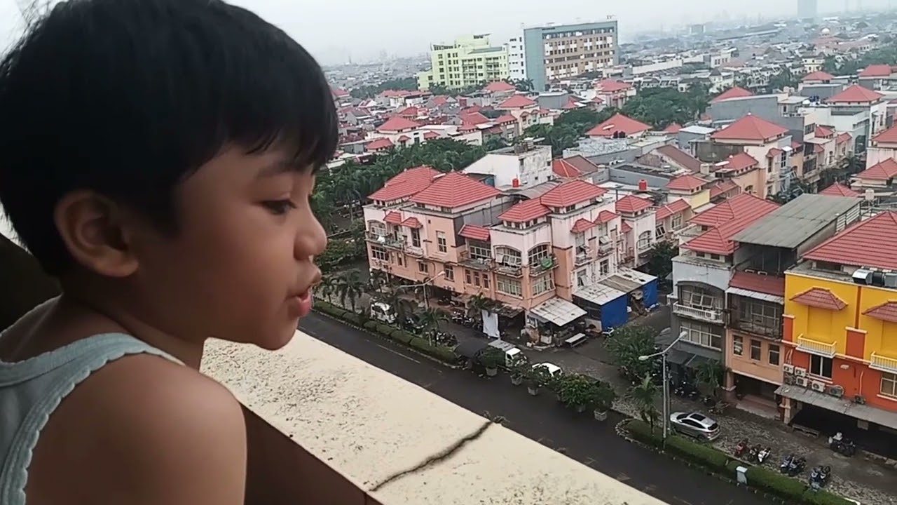 Lihat mobil misterius dari atas gedung Ubiklan || Mau cepat kaya? yuk pasang stiker dari Ubiklan