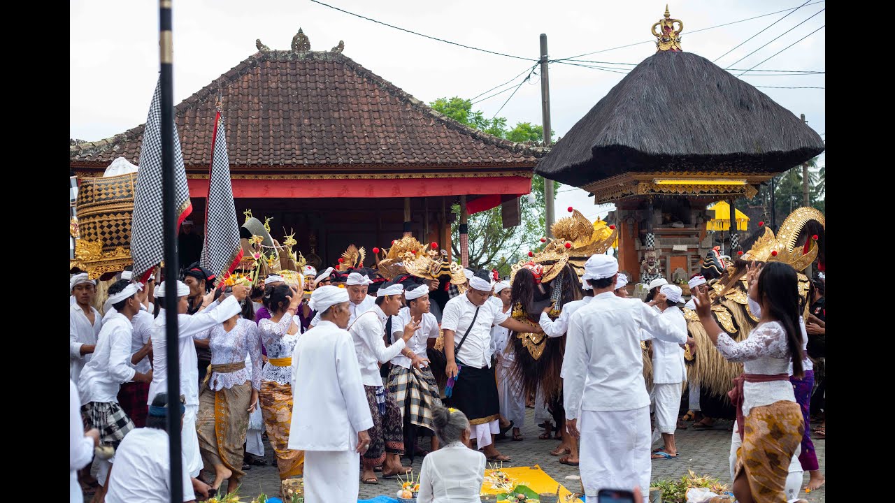 Prosesi Mendak Ida Bhatara ring Desa Adat Metra