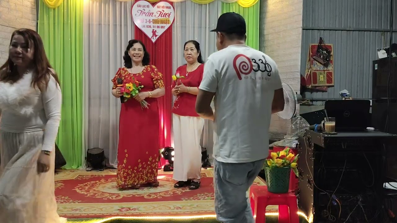 Chị út giao lưu CLB trần tươi ca khúc vào yêu mới biết 