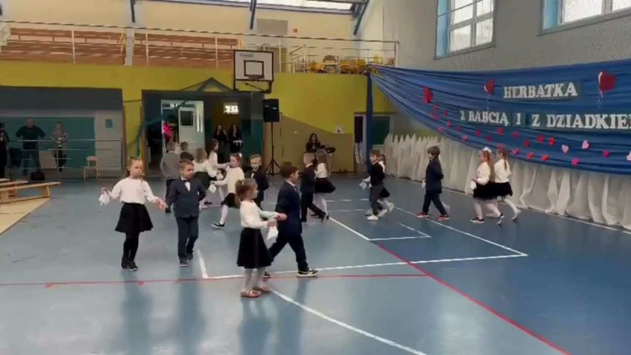 Polonez dla Babci i Dziadka. Występ  dzieci z oddziału przedszkolnego w Szkole Podstawowej w Bedlnie