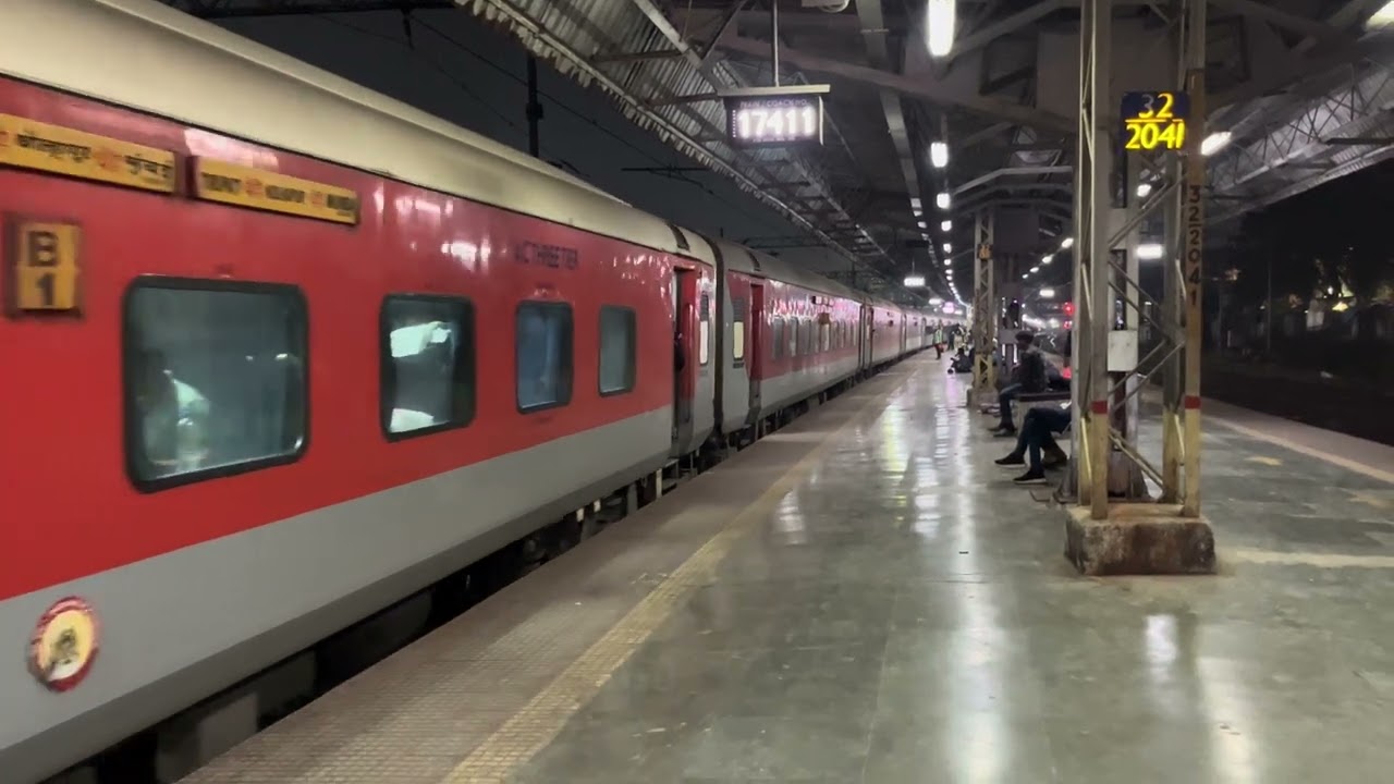 17411 Mahalaxmi express mumbai to Kolhapur arriving at thane with wap7 #indianrailways 