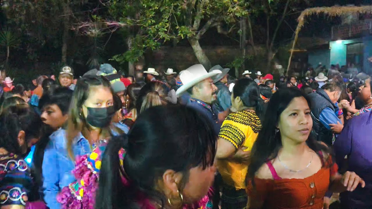 Lindas Chicas Bailando al Ritmo de la  Xoyita Musical. Cubulco, B.V.
