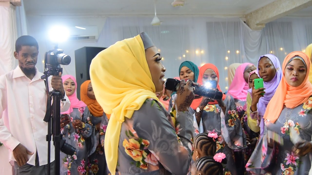 BIBI HARUSI APEWA MANENO YAKE - WAALIKWA WOTE WAMPIGA VIDEO  MSOMAJI NA BIBI HARUSI LIVE HOLINI