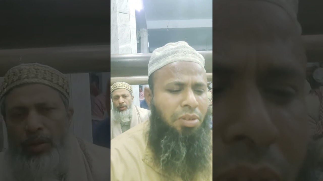 শবেবরাদ মাহফিলে যিকিরের পর মোনাজাত করছেন মাওলানা মোহাম্মদ ইয়াকুব দেওয়ান সাহেব খাদেম মানিকগঞ্জ দরবার।