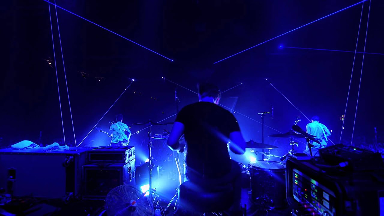 TWO DOOR CINEMA CLUB - HANDSHAKE (LIVE AT ALEXANDRA PALACE 27.04.13)