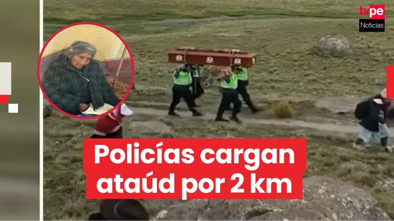 Policías cargan ataúd por 2 km para ayudar a madre de 90 años en Ayacucho