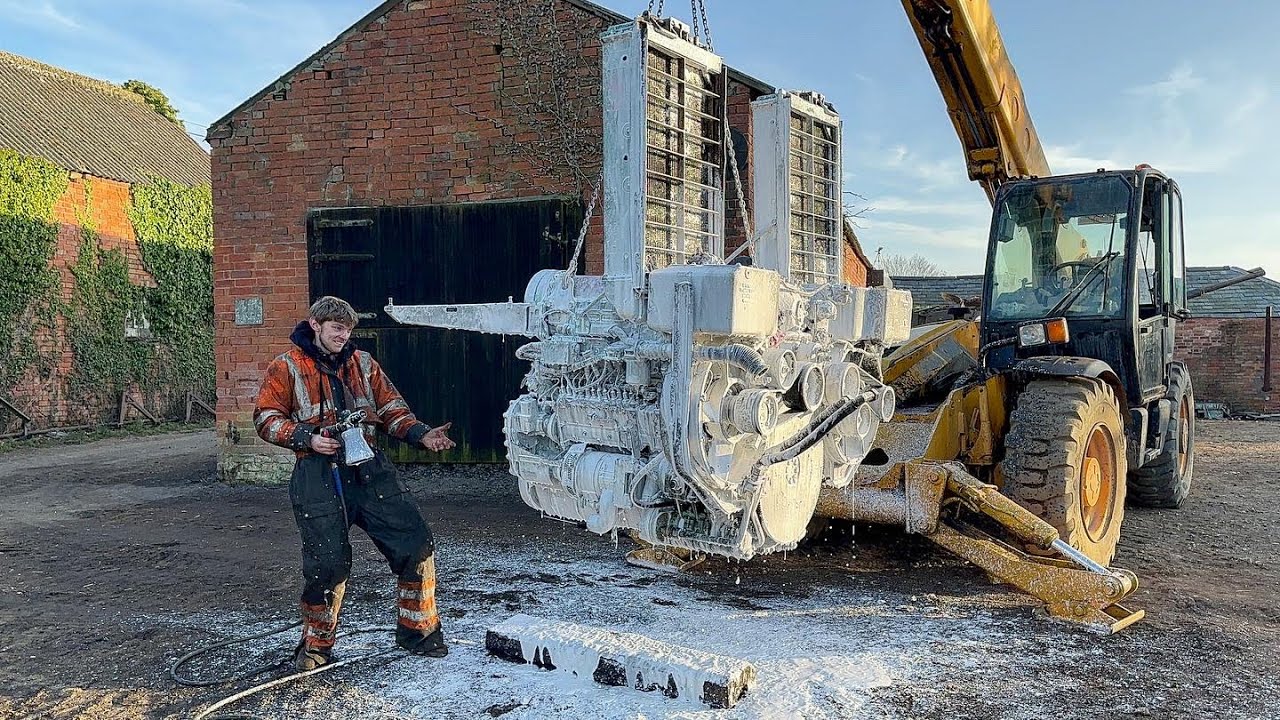 Извлечение двигателя и коробки передач из основного боевого танка Chieftain.