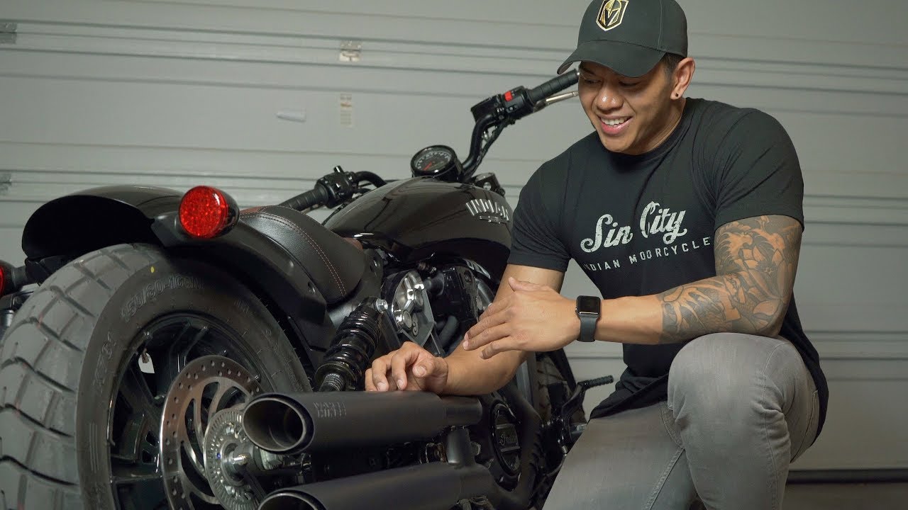 NEW! 2019 Indian Scout Bobber | Vance and Hines Twin Slash Slip-Ons (Sound comparison)