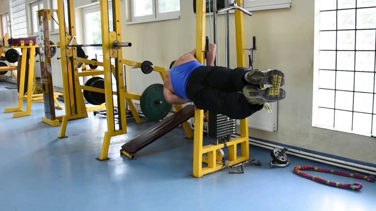 Street workout w wykonaniu seniora. Zobacz co wyczynia emeryt na siłowni :D