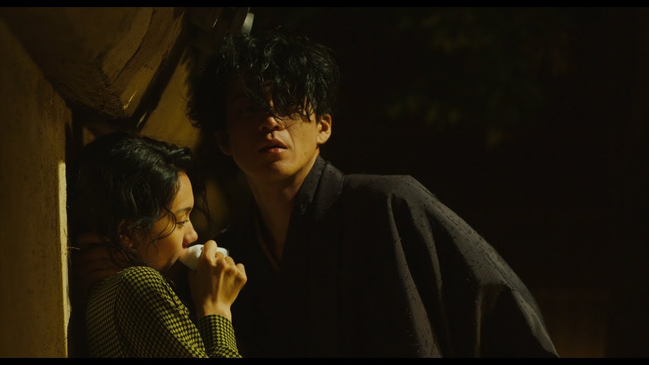 小栗旬『人間失格』愛人二階堂ふみとの密会でまさかの鉢合わせ！　主題歌「カナリヤ鳴く空feat.チバユウスケ」入り予告編解禁