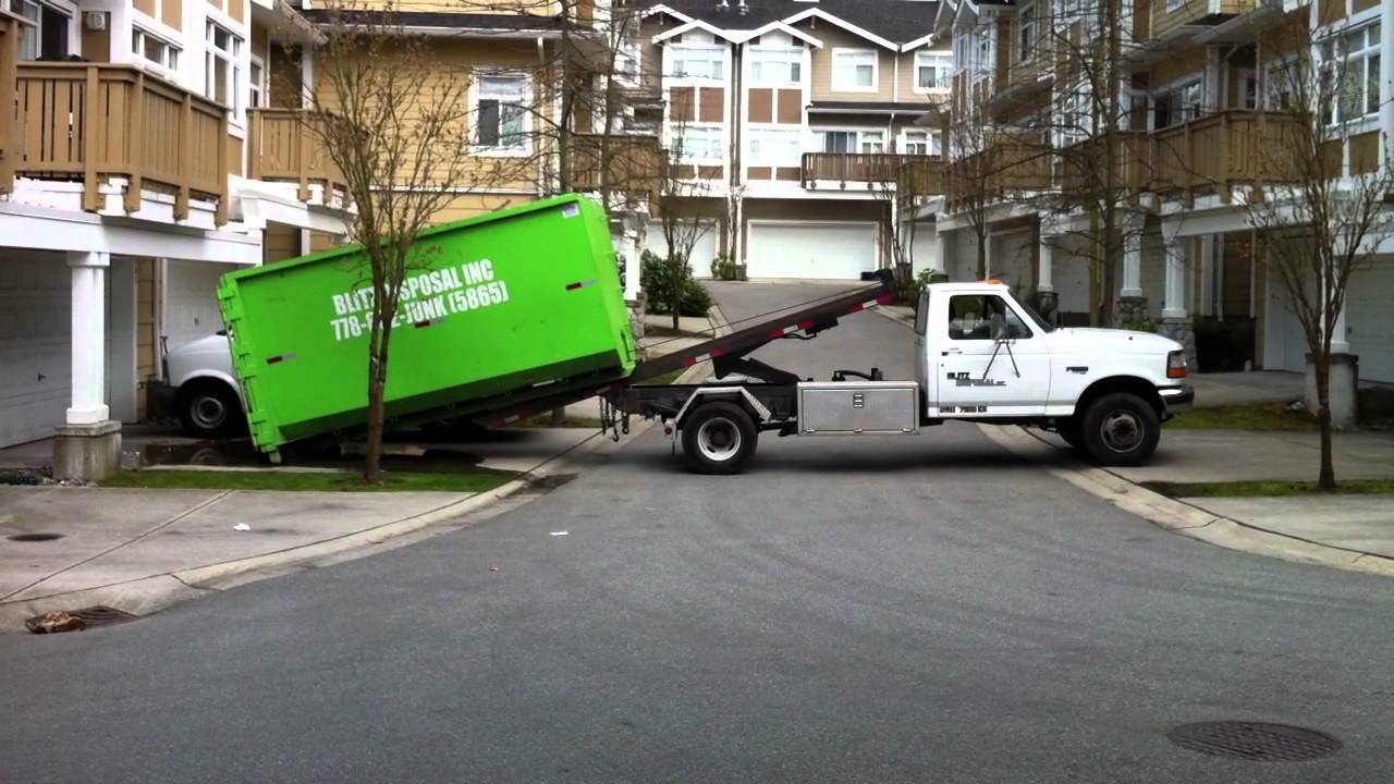 Blitz Disposal F450 Roll off truck loading 20 yarder