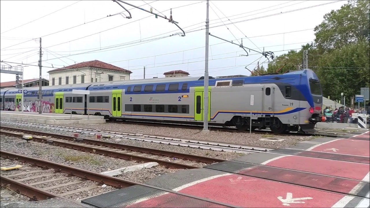 Due treni al passaggio a livello di Bra. Two trains at Bra's railway crossing.