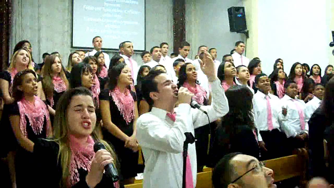 Adolescentes cantando 