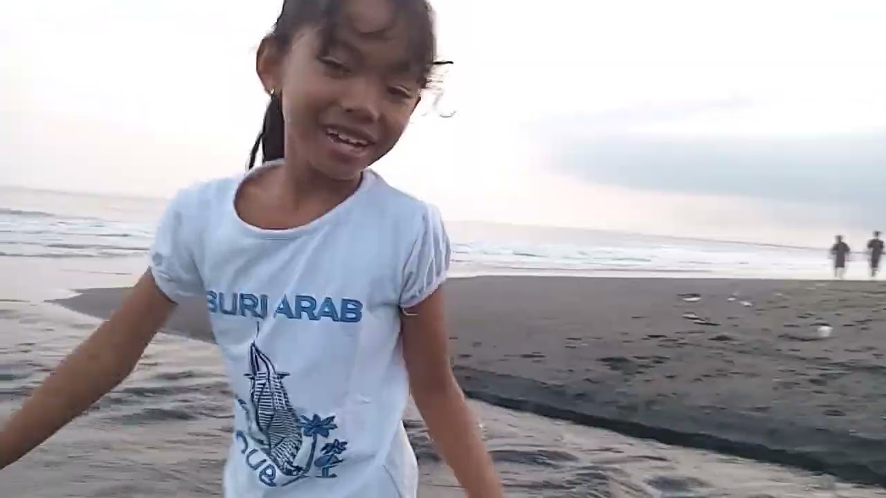 aurel bermain di pantai masceti,gianyar.