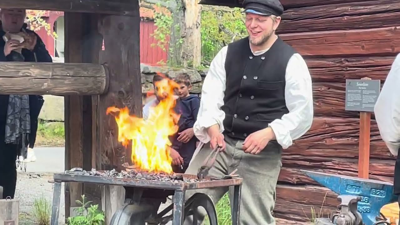 Smider yxa f&ouml;r hand. Komplett film. Skansen
