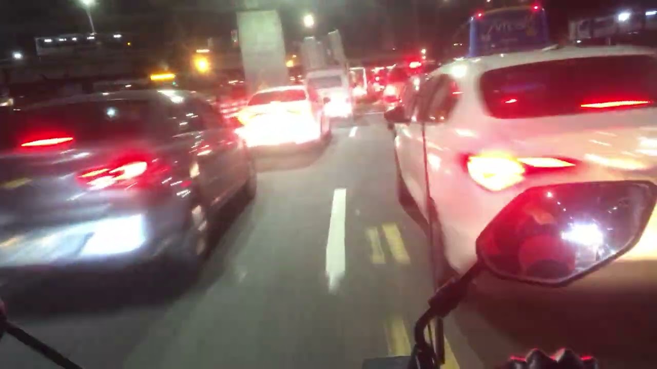 Avançando na noite no centro da cidade 