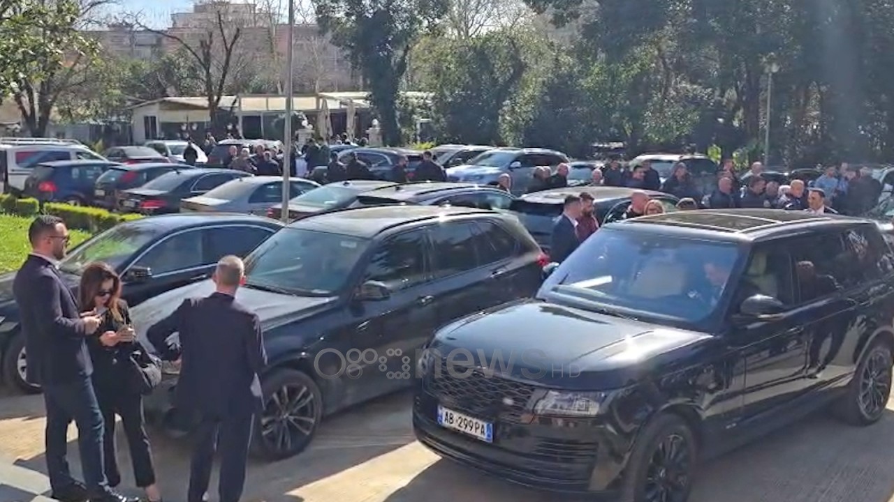 Protesta te Kuvendi, Flamur Noka mbërrin në selinë e PD-së si triumfator
