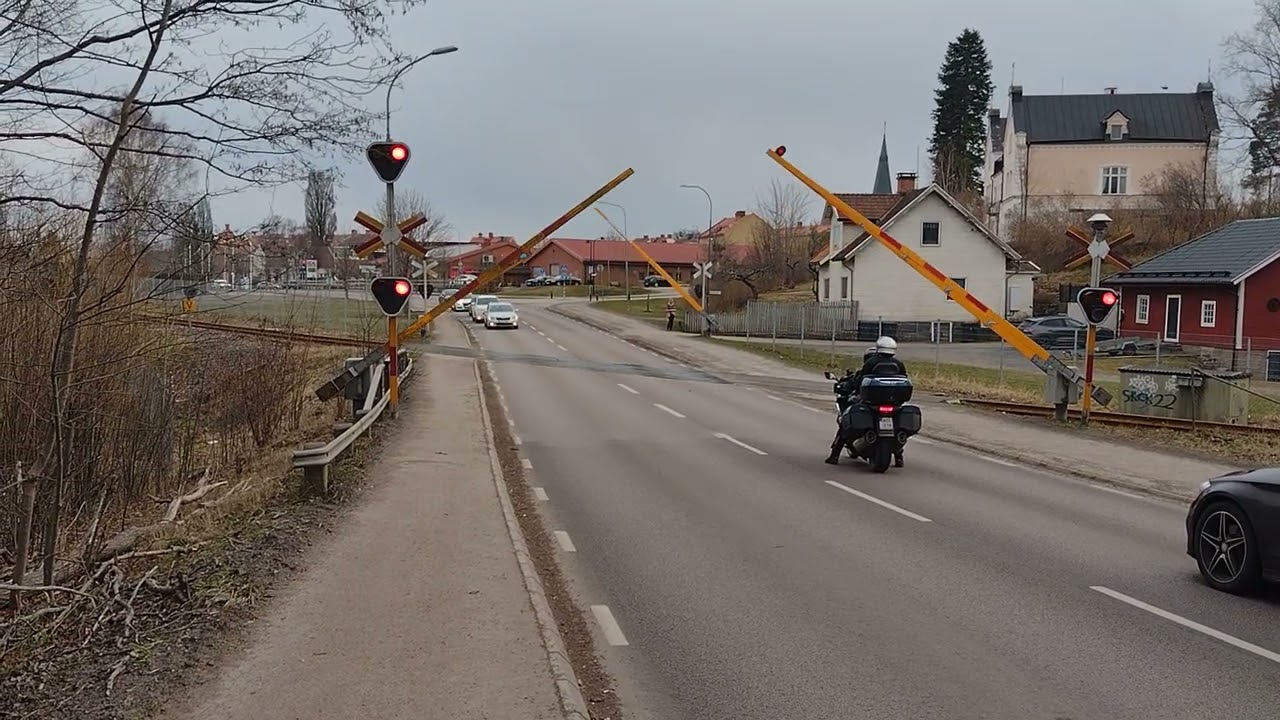 Järnvägsövergång i Högsby med ”Krösatåg” *- Swedish level crossing