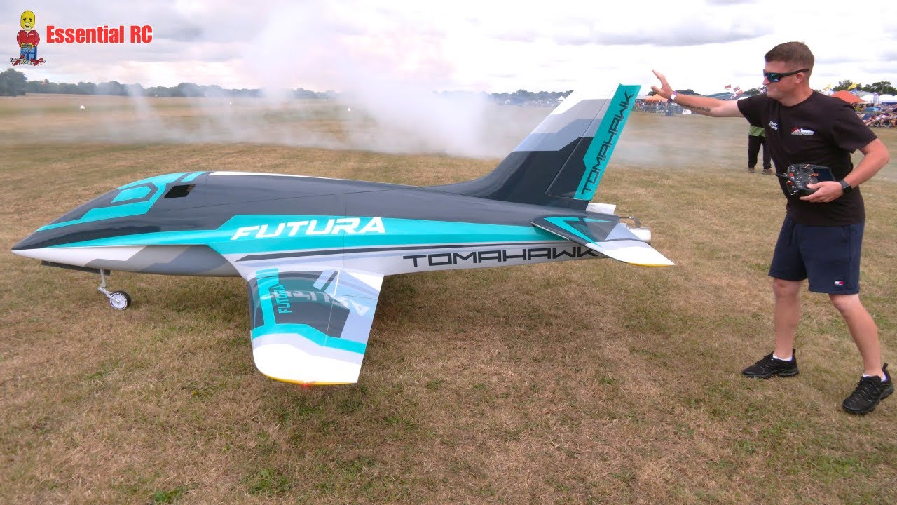GIANT RC TURBINE SPORT JETS ! TOMAHAWK AVIATION FUTURA XXL Jets Fly Close Formation