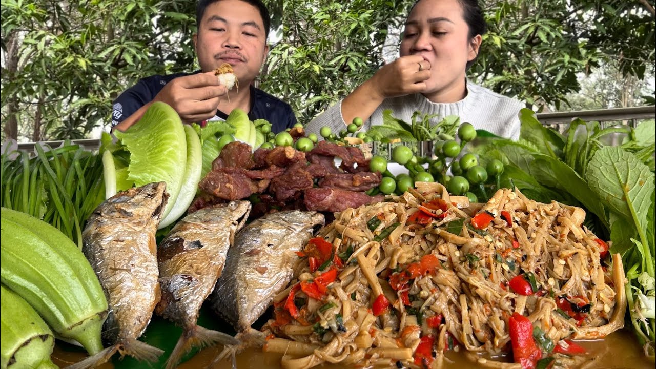 ซุปหน่อไม้ใส่งาใบขิงหอมๆ♨️ปลาทูทอดกรอบเนื้อหมูทอดแซ่บ😍กินข้าวกับแฟนแซ่บหลาย😍😍￼￼