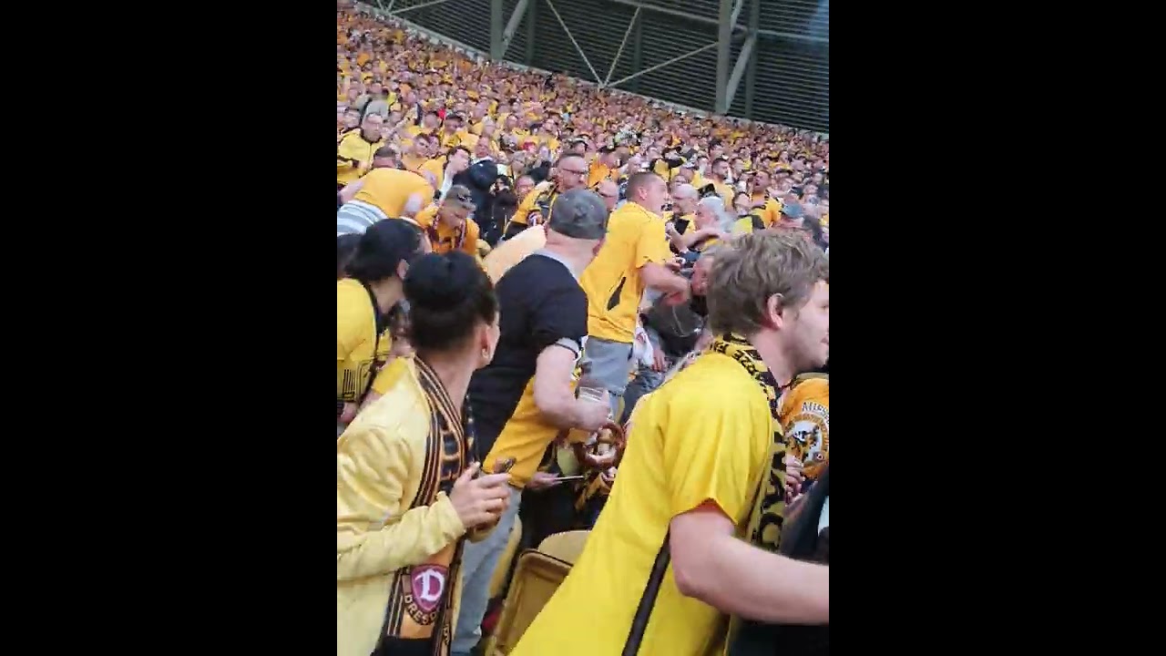 FCK Fans schie&szlig;en Leuchtrakete auf Dynamo Dresden Fans