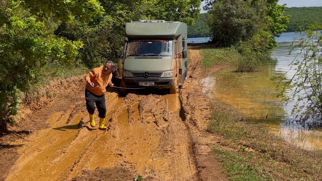 4x4 MOTOKARAVANIMIZ ÇAMURA SAPLANDI ! VİNÇ İLE KURTULDUK !