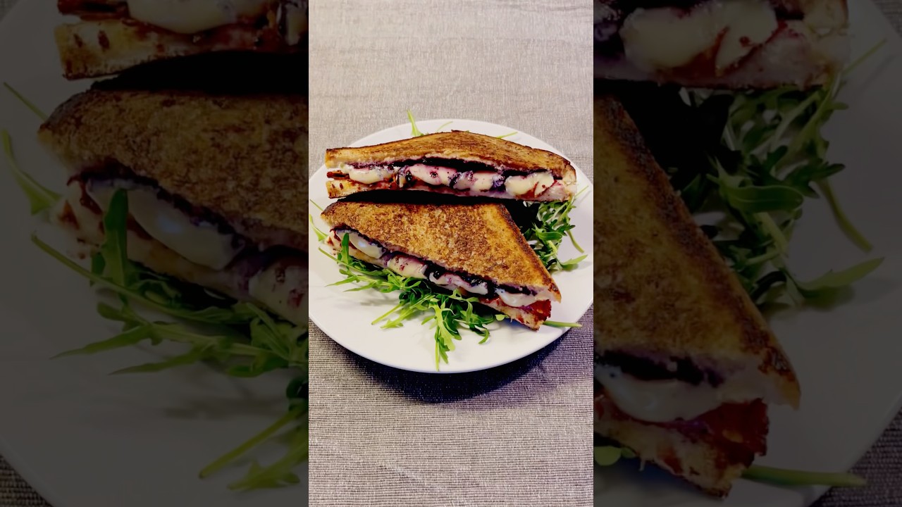 Brie Bacon Blueberry Sandwich #food #recipe #sandwich #easyrecipe #breakfast #brie #cheesy #chess