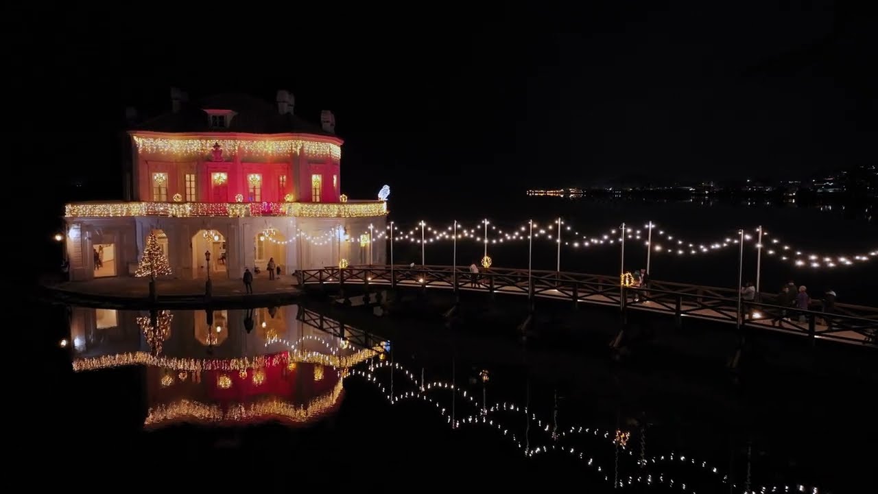 Bacoli - Volando con il drone sull'incantevole Casina Vanvitelliana addobata con le luci di Natale