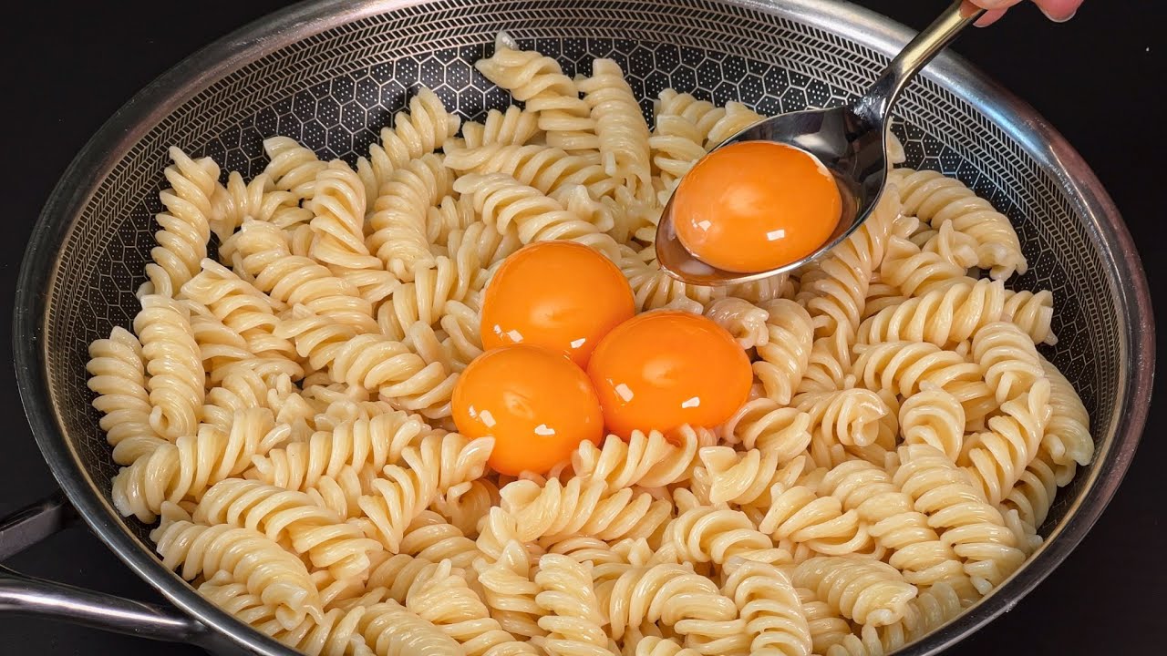 Einfach Eier über die Nudeln gießen! Das geheime Rezept meiner Oma!