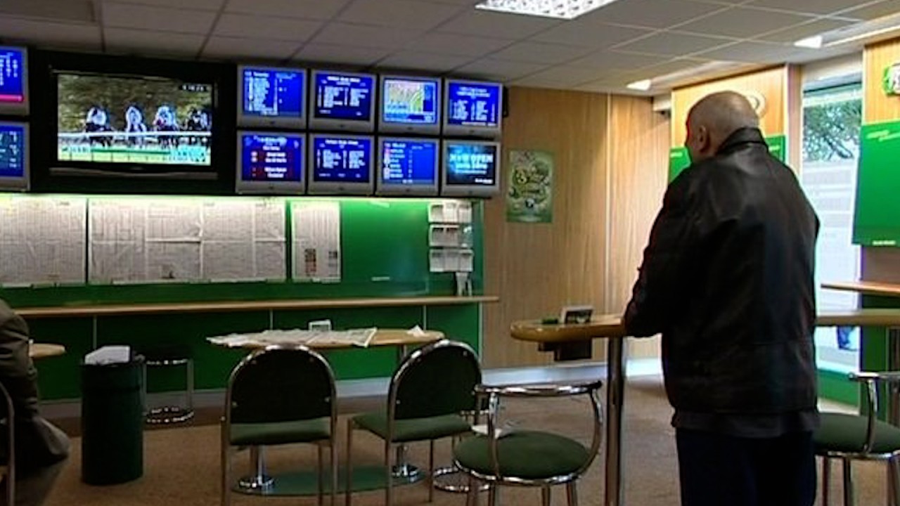 “I kanë mbushur qelitë me të rinj”, avokati: Kush luan baste sportive e pret qelia e burgut