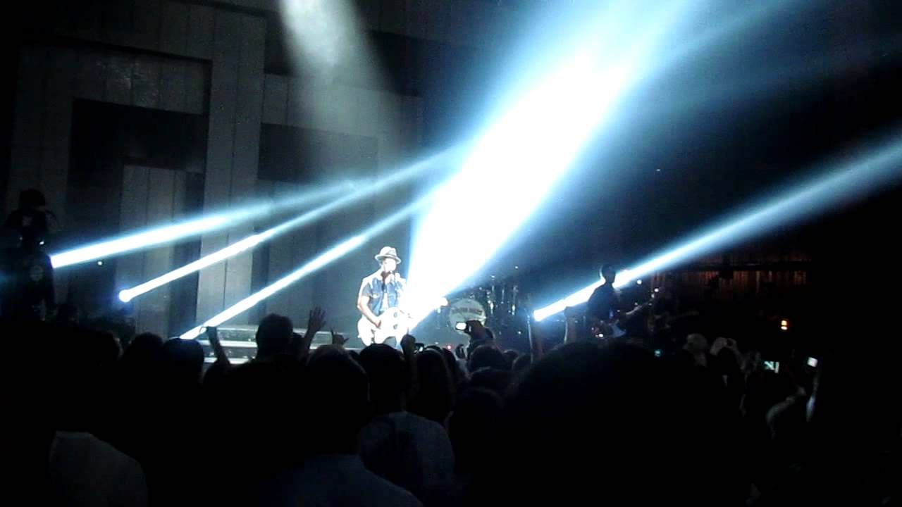 Bruno Mars in Miami Beach - Grenade HD [May 11, 2011]