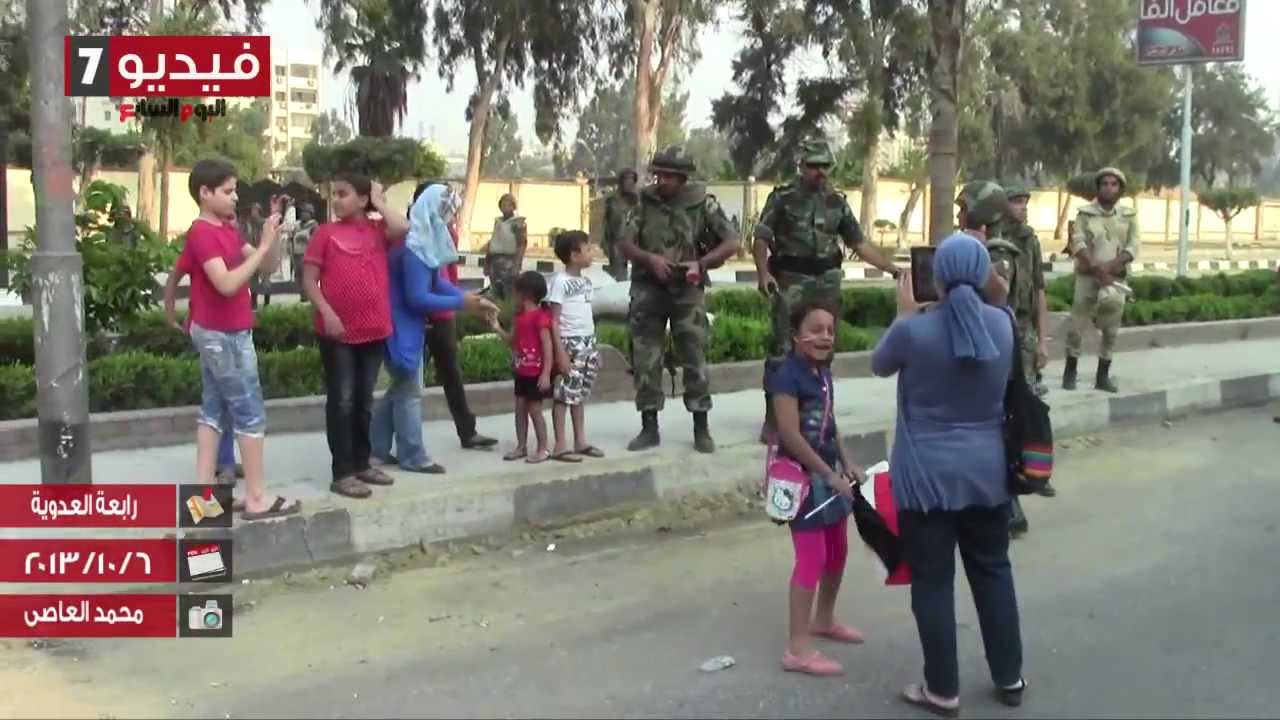 أهالي رابعة يوزعون الورود علي قوات الجيش
