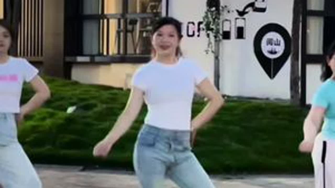 #户外舞蹈 #最潮广场舞 恼人的秋风#零基础广场舞 #一起来舞蹈