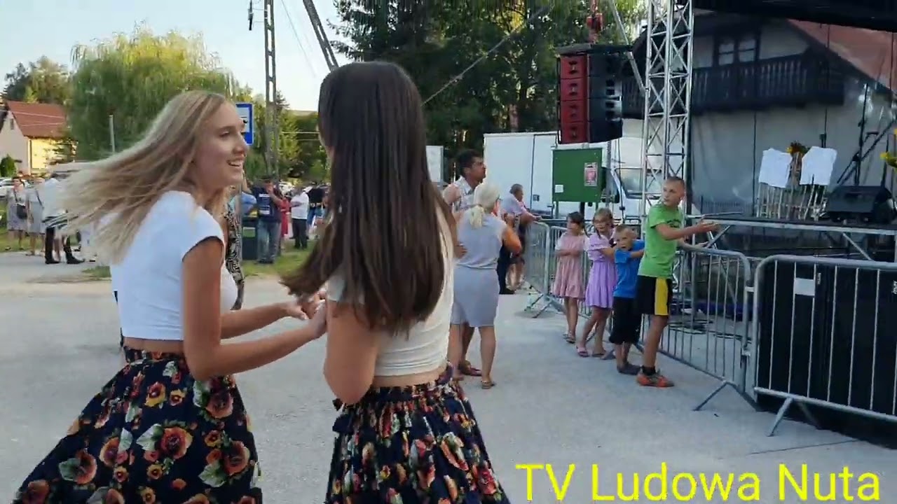 FESTYN RODZINNY w Staniowicach 13 08 2023 bawi się młodzież odważny taniec dwóch nastolatek
