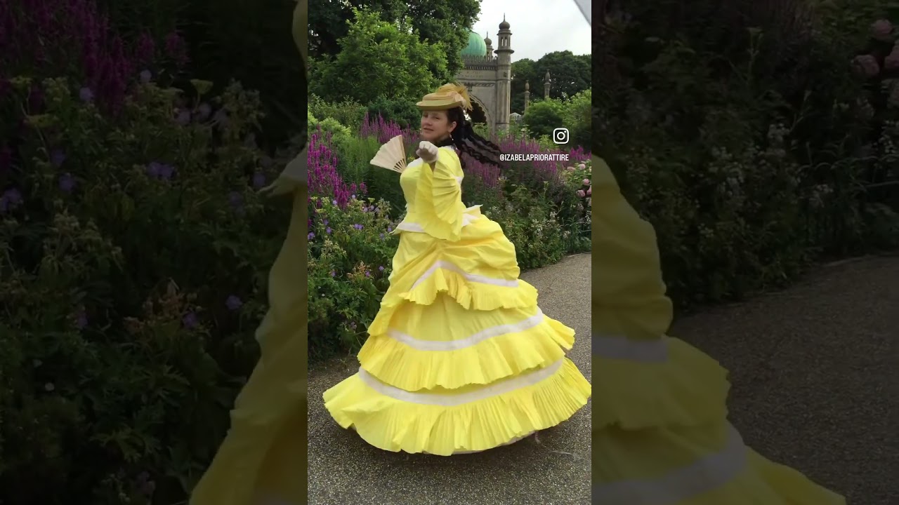 Yellow dress in the garden… 