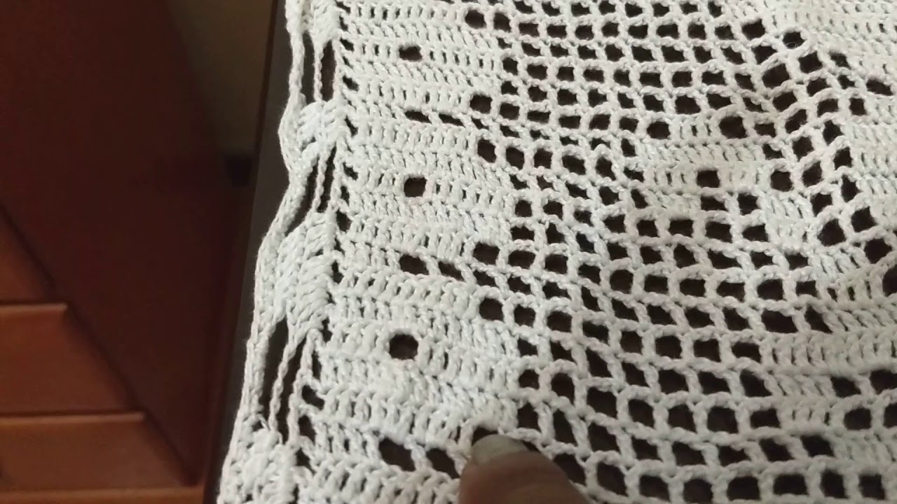 Caminho de mesa crochê filé. Contando os pontos no crochê filé.