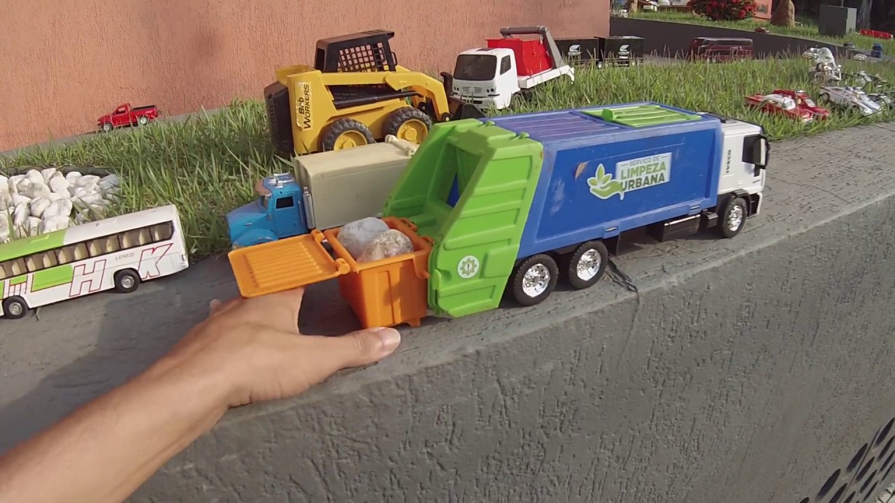 Brinquedos para Crianças / Caminhão de lixo recolhendo as pedras na mini cidade de caminhão e ônibus