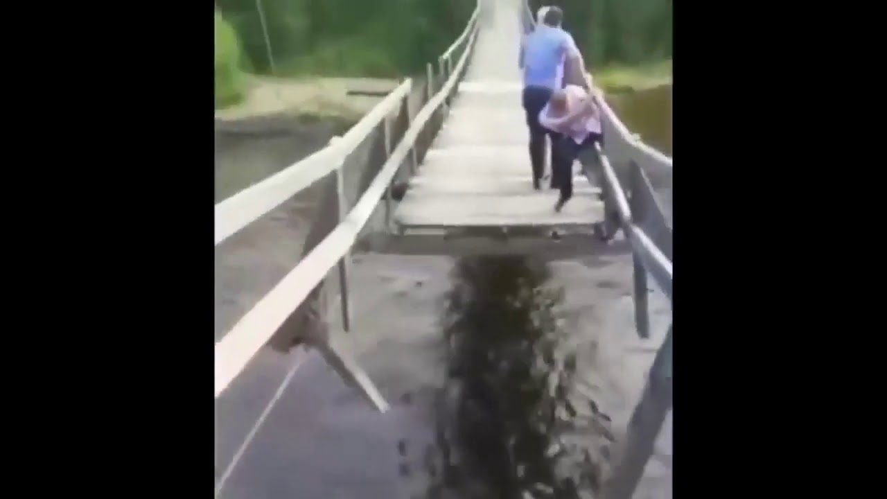THE BRIDGE FALLS. THE BRIDE FALL. WEDDING IN WATER))