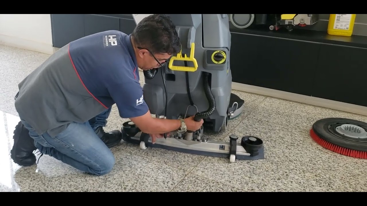 como colocar o rodo na máquina de lavar piso BD 50/50 KARCHER.