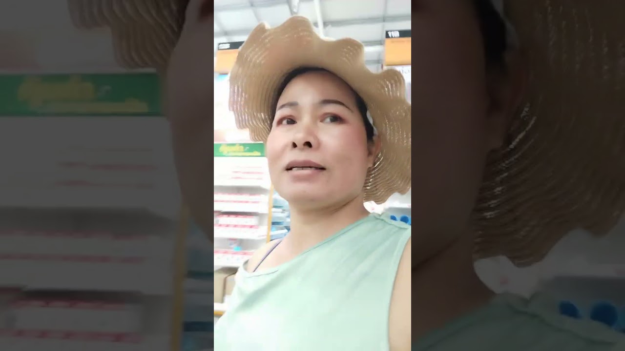 ยืนรอพ่อใหญ่เดินเลาะหาซื้อของ