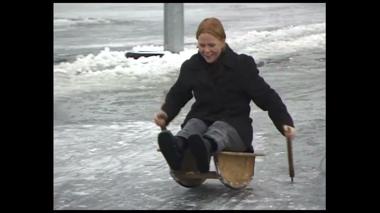 Priksleeën op de ijsbaan van Termunterzijl (2001)