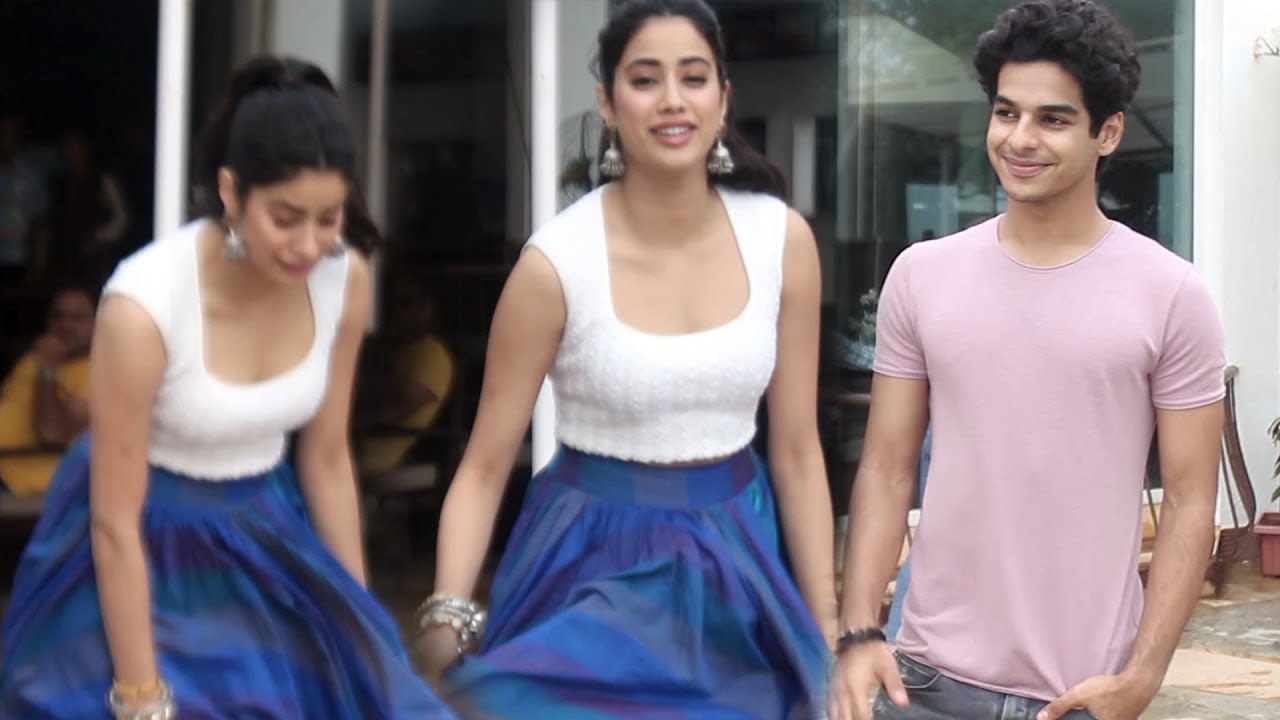 Janhvi Kapoor Escapes OPPS MOMENT During Dhadak Promotion | Ishaan Khattar