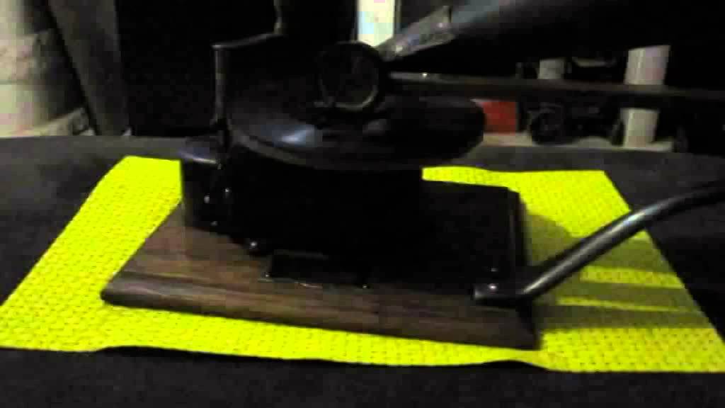 Victor 'A' Talking Machine   Made By Eldridge R Johnson  1901