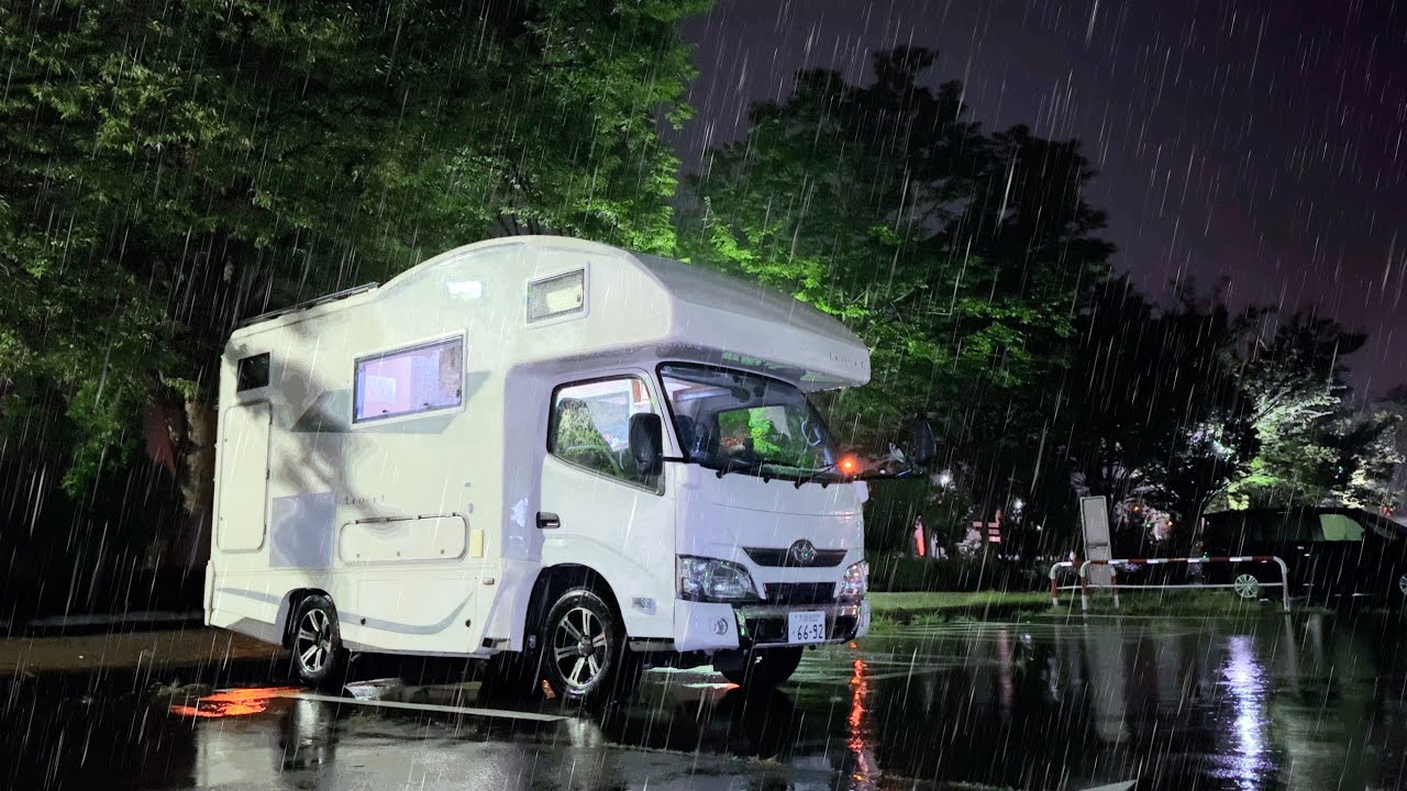 Автомобильный кемпинг в дождь в сокровищнице фруктов