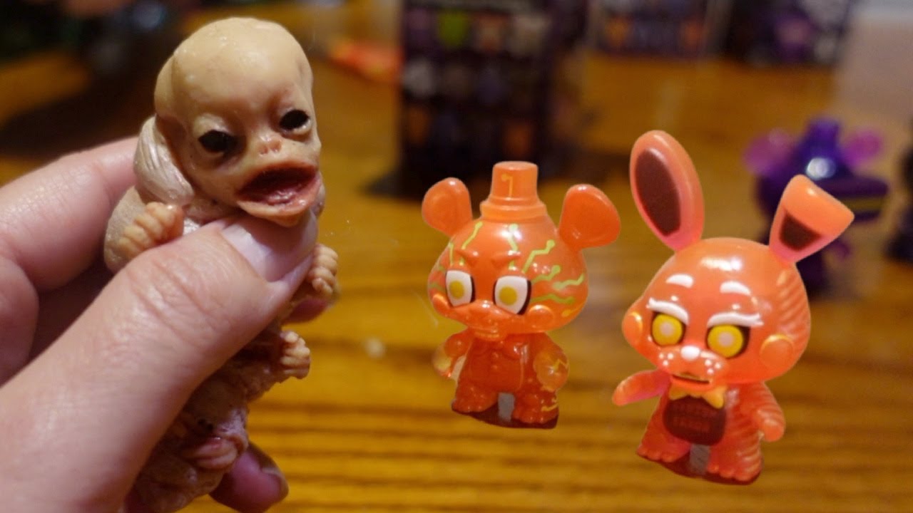 Sasuke and Daisy open Five Nights at Freddy's special delivery mystery minis!