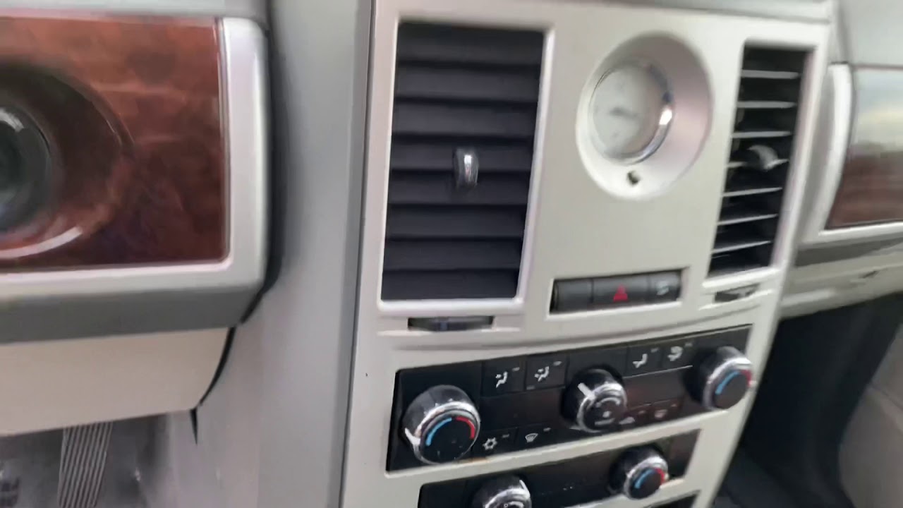 Прогулка по Chrysler Town & Country Touring 2010 года