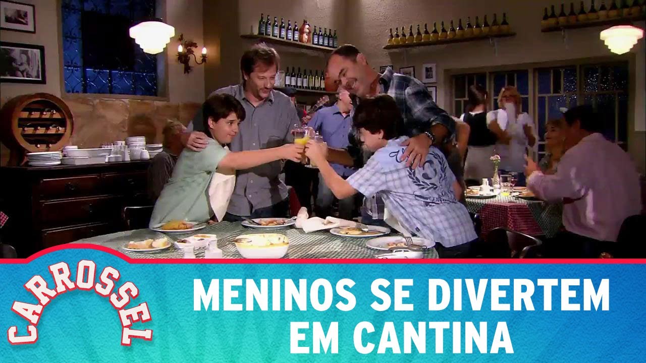 Carrossel | Meninos se divertem em cantina